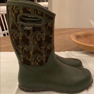 Bogs Camo waterproof youth boots size 5